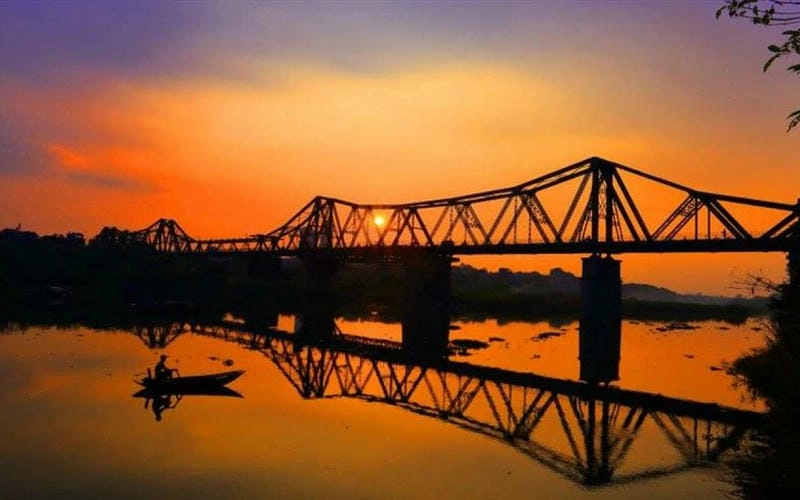 Chiều tím rực rỡ phủ đầy hoàng hôn Hà Nội dịu êm