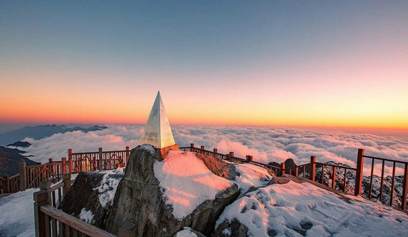 Bình minh sương mù ló rạng trên những rặng núi xa