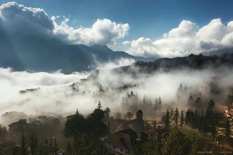 Mây trôi mùa đông lững lờ trên triền núi ngoạn mục