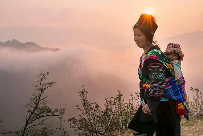 Bình yên lặng lẽ dưới bình minh sương mù huyền ảo mơ màng