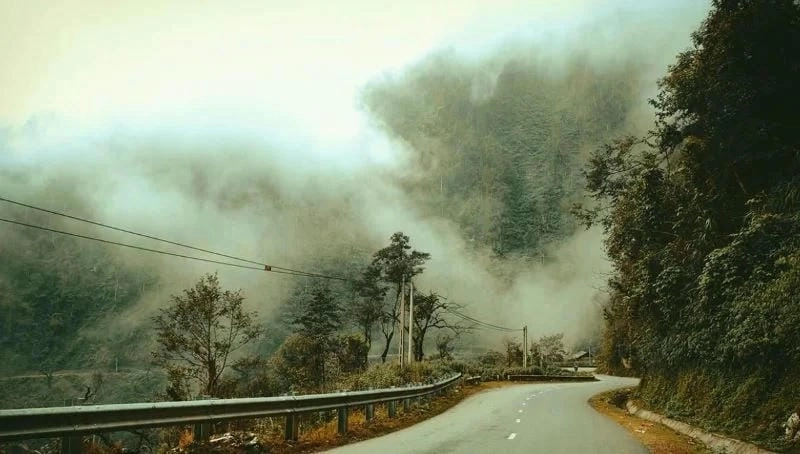 Sương mù mùa đông bao phủ khắp núi đồi yên tĩnh