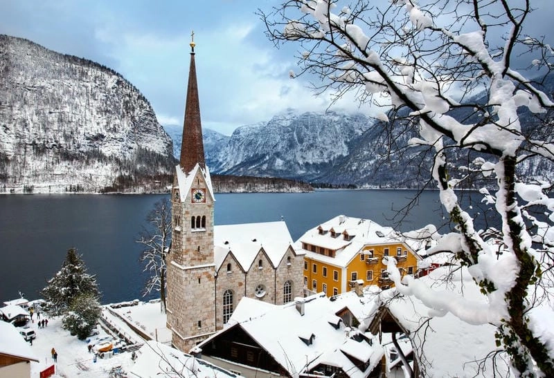 Hồ Hallstatt tuyết trắng đẹp ngỡ ngàng