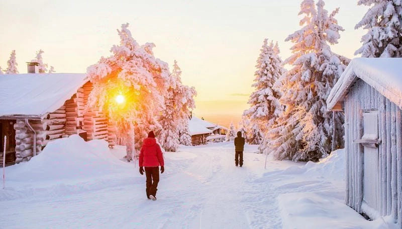 Hoàng hôn Lapland lãng mạn trong màn tuyết trắng