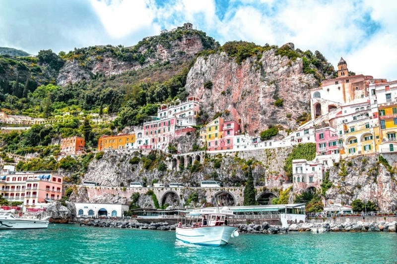 Ảnh bãi biển Amalfi đầy nắng và gió
