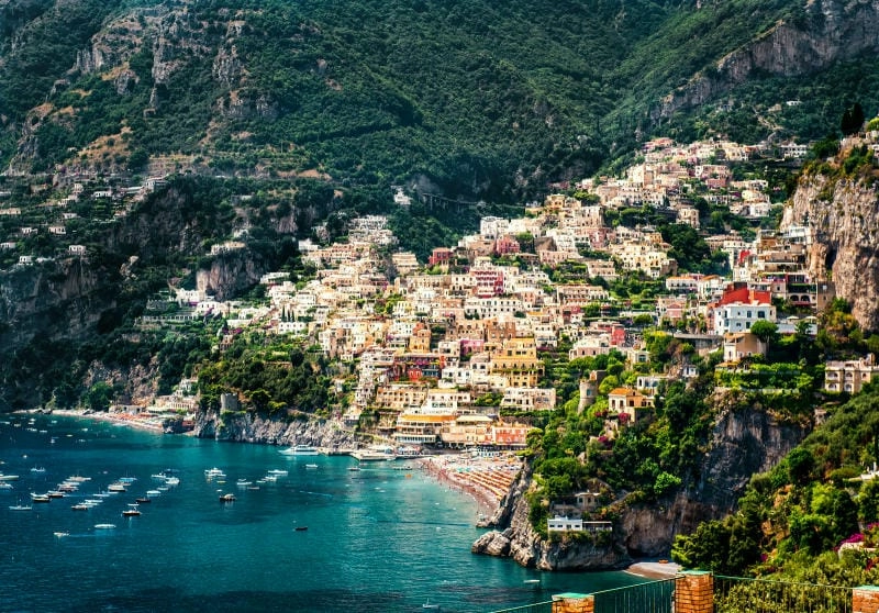 Vẻ đẹp quyến rũ của mùa hè bãi biển Amalfi Ý khiến lòng người xao xuyến