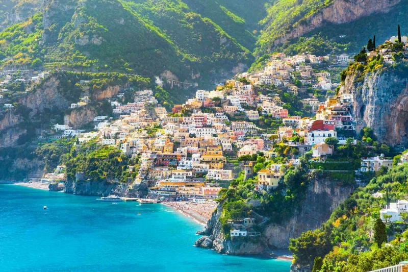 Sóng biển Positano rì rào tại bãi biển Amalfi