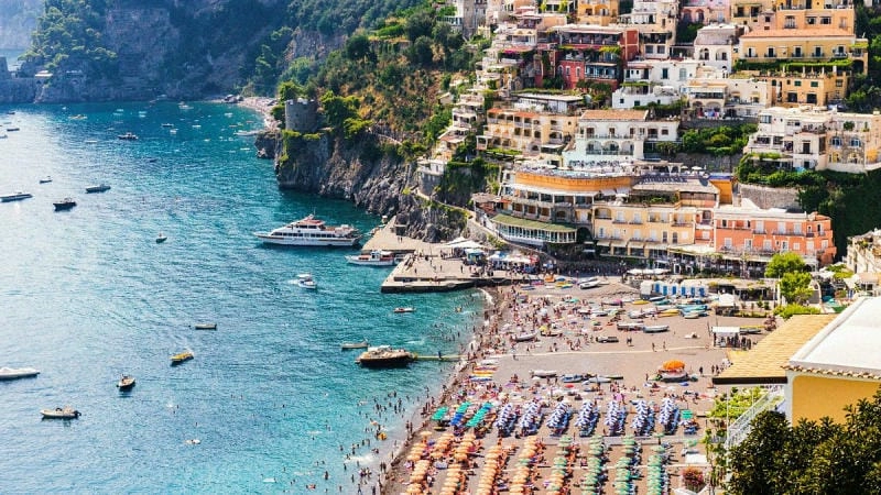 Hoàng hôn Amalfi Coast lãng mạn trên bãi biển