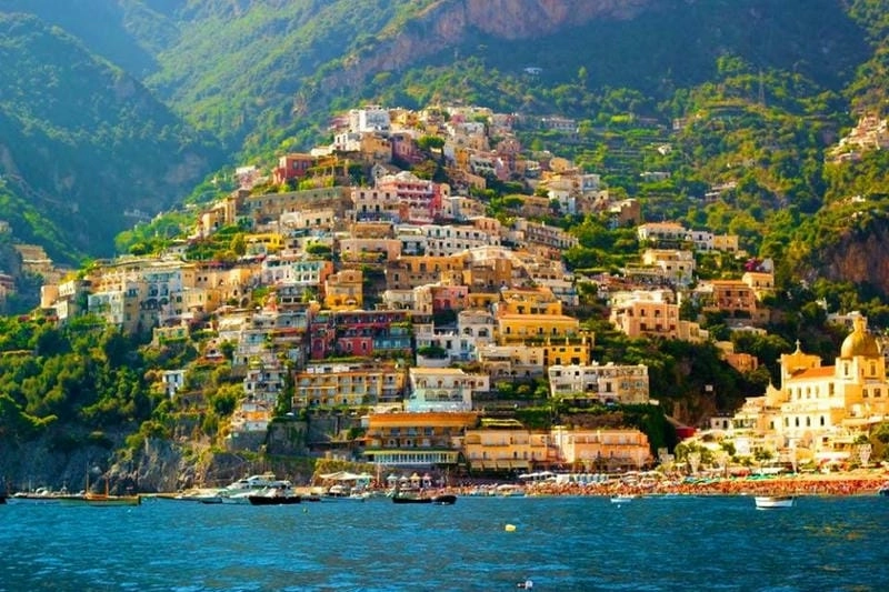 Cát trắng mùa hè ở Amalfi trải dài bất tận