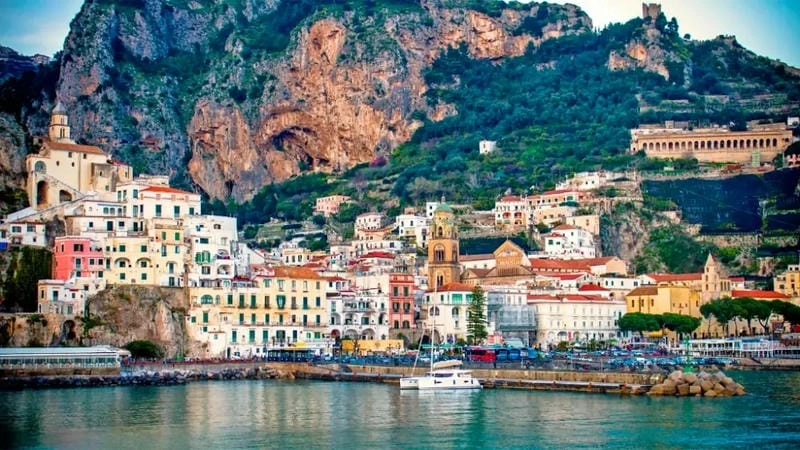 Làng ven biển Amalfi nổi bật bên bờ biển xanh
