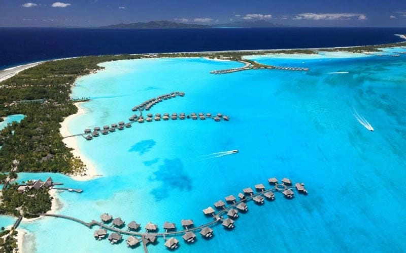 Cát trắng mùa hè ở Bora Bora trải dài bất tận