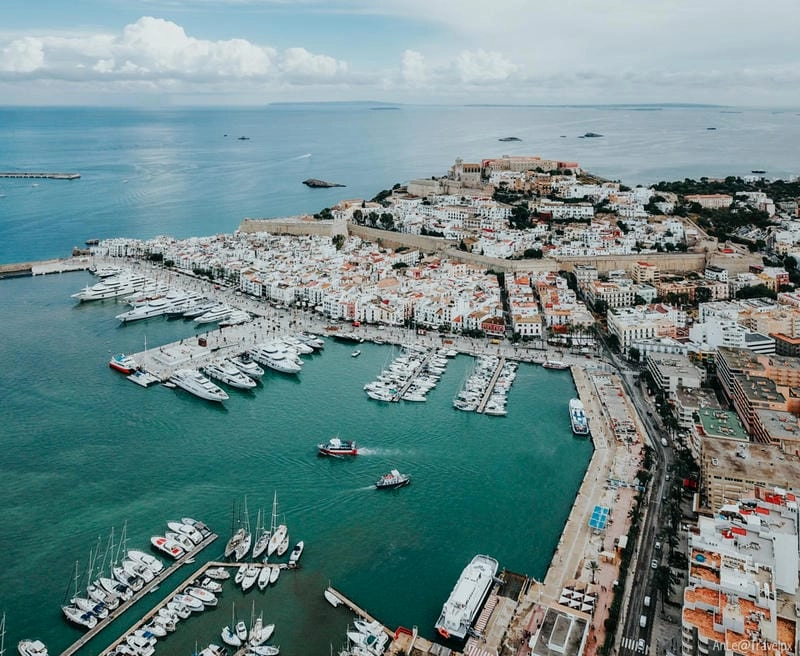 Biển xanh Ibiza vẫy gọi du khách mùa hè