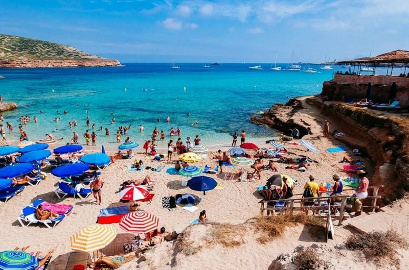 Mùa hè bãi biển Ibiza đầy sôi động