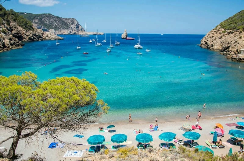 Khám phá bãi biển và hoạt động giải trí không thể bỏ qua tại Ibiza