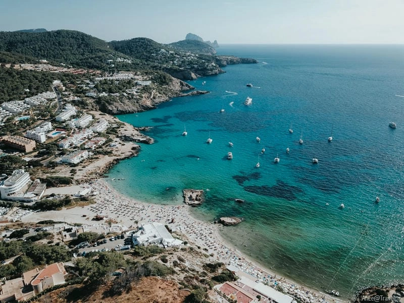 Sóng biển Cala Comte ở Ibiza lãng mạn