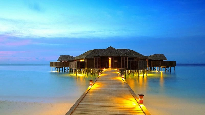 Hoàng hôn Maldives lãng mạn trên bãi biển