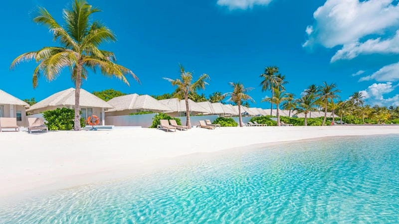 Cát trắng mùa hè ở Maldives trải dài bất tận