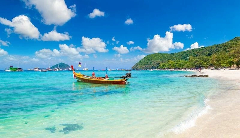Ảnh bãi biển Phuket đầy nắng và gió