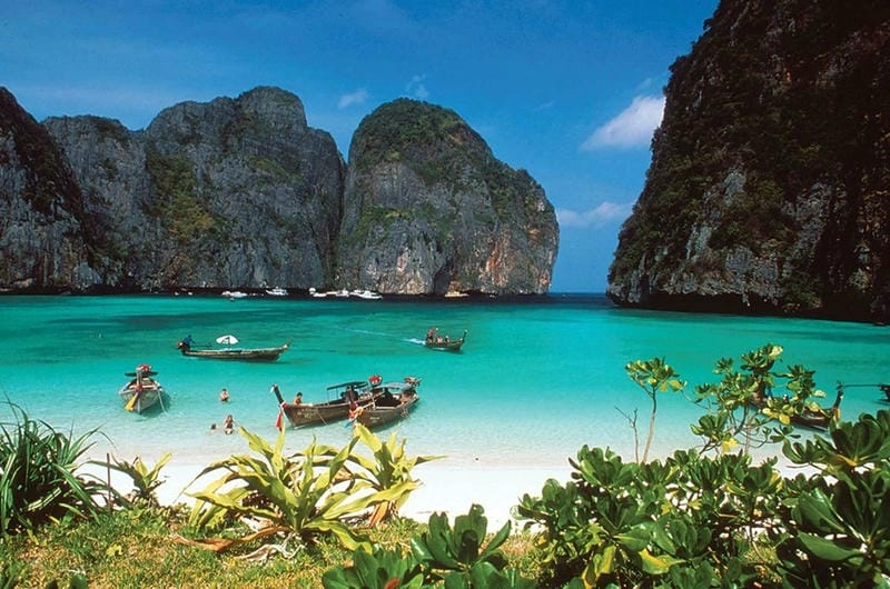 Cát trắng mùa hè ở Phuket trải dài bất tận