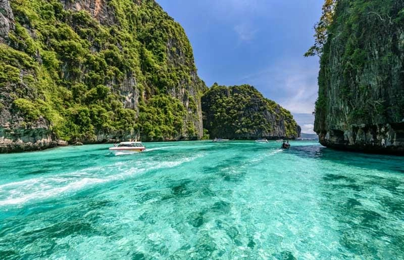 Phuket thơ mộng với bãi biển trong xanh