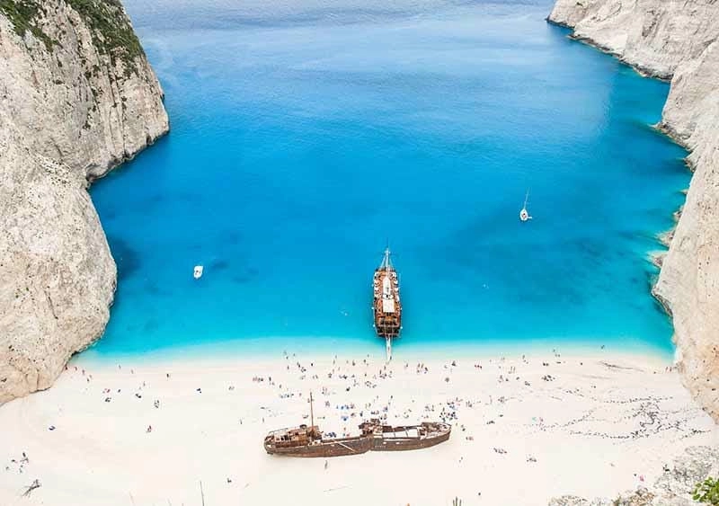 Biển xanh Santorini vẫy gọi du khách mùa hè