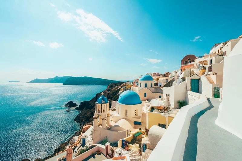 Vẻ đẹp quyến rũ của mùa hè bãi biển Santorini Hy Lạp khiến lòng người xao xuyến
