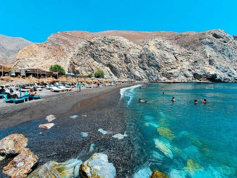 Mùa hè Hy Lạp luôn sôi động cùng bãi biển Santorini
