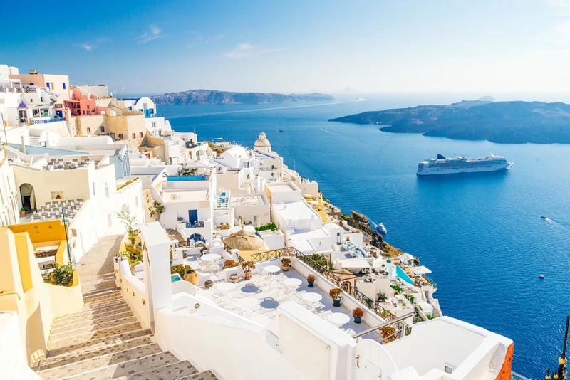 Sóng biển Oia rì rào tại bãi biển Santorini