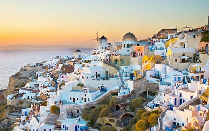 Hoàng hôn Hy Lạp lãng mạn trên bãi biển Santorini