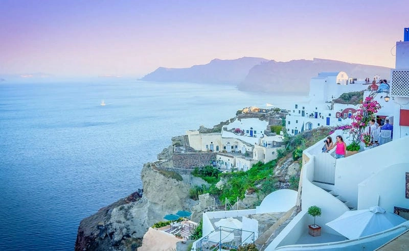 Cát trắng mùa hè ở Santorini trải dài bất tận