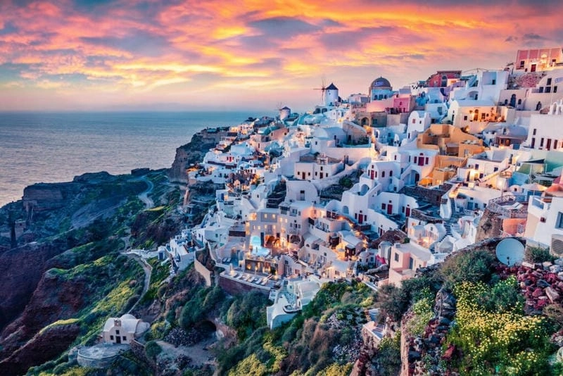 Mùa hè về đêm ở Santorini lung linh và thơ mộng