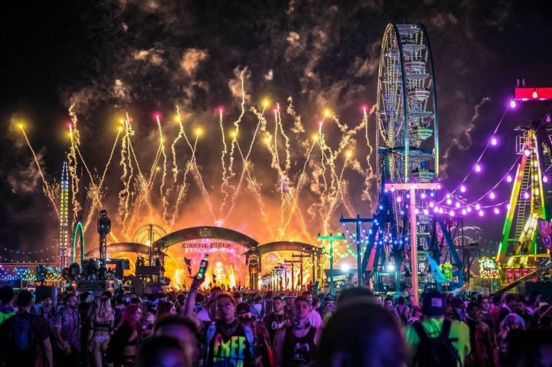 Mùa hè về đêm ở Waikiki sống động