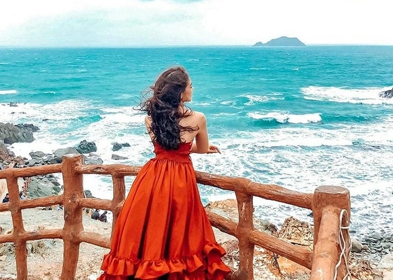 Sóng biển Bình Định mùa hè dịu êm đón du khách đến