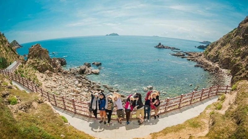 Bãi Eo Gió mùa hè đẹp mê hồn thu hút khách du lịch