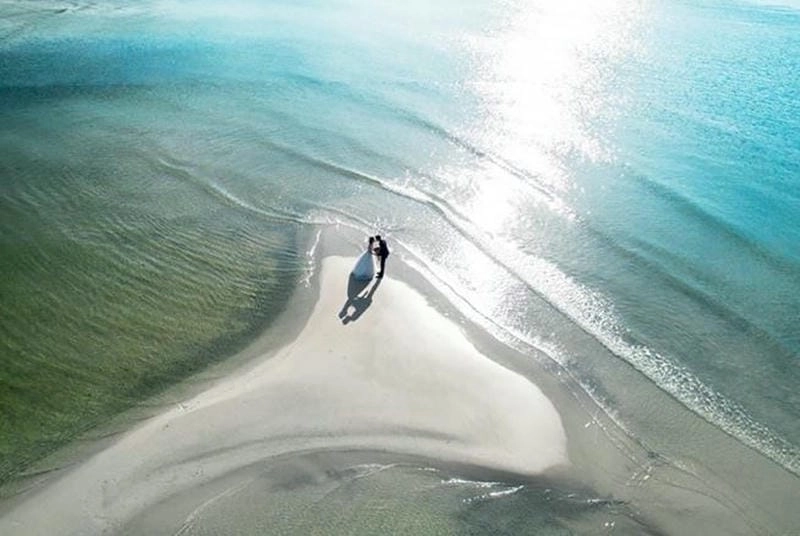 Cát trắng mùa hè trên biển Cà Mau mềm mịn dịu dàng