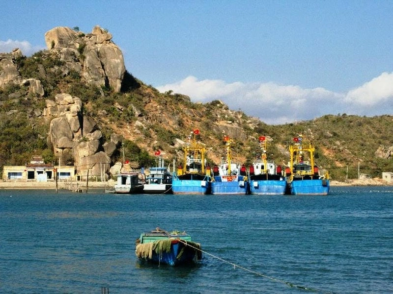 Thuyền biển mùa hè Cà Mau lặng lẽ trôi trên sóng xanh