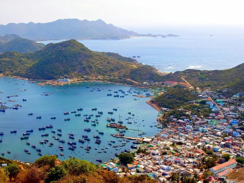 Thuyền biển mùa hè Cam Ranh nhẹ nhàng lướt sóng xanh