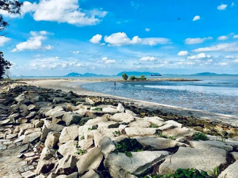 Sóng biển Cần Giờ vỗ nhẹ lòng người giữa những ngày hè oi ả