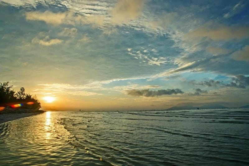 Khoảnh khắc bình minh biển Cần Giờ nhuộm vàng cả không gian yên bình