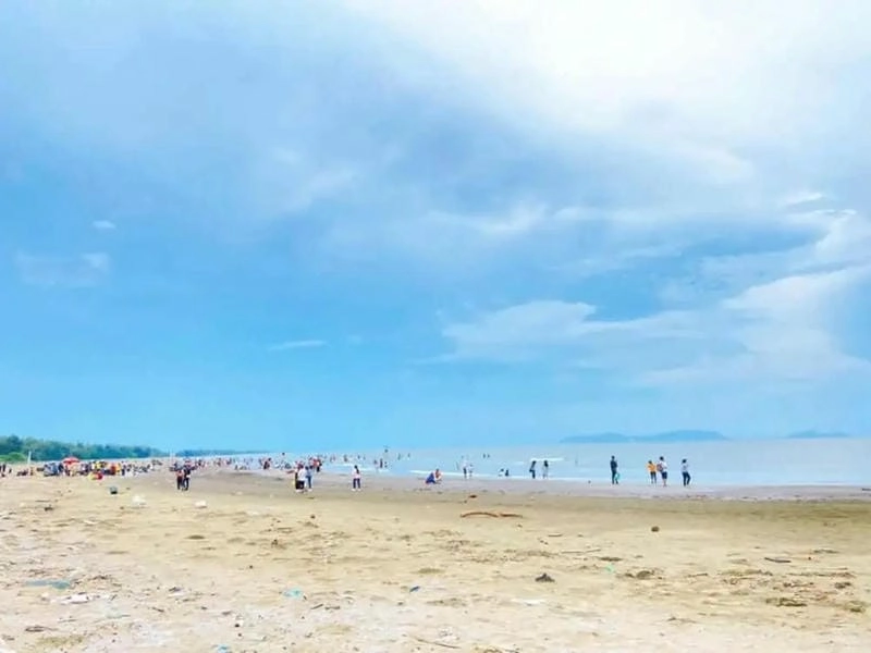 Trải dài bất tận là cát trắng mùa hè dưới nắng vàng rực rỡ