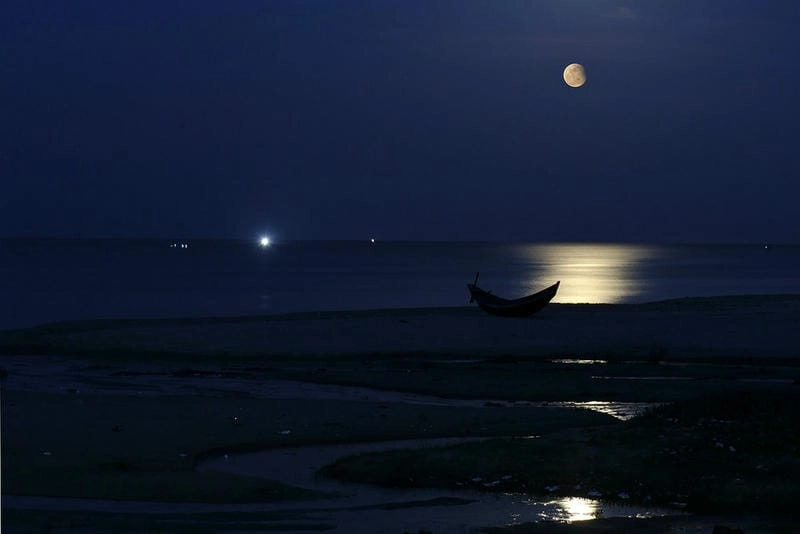 Rực rỡ lung linh là Cần Giờ về đêm với ánh đèn phản chiếu mặt biển