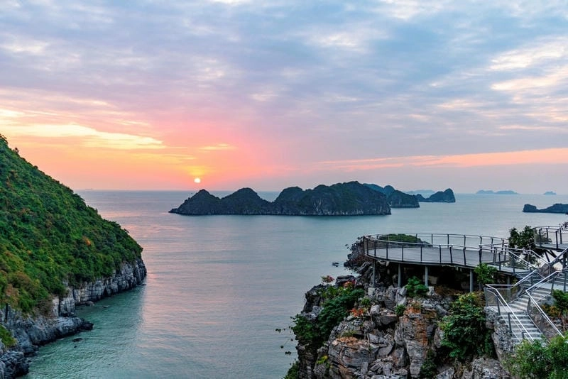 Say lòng vẻ đẹp bình minh biển Cát Bà