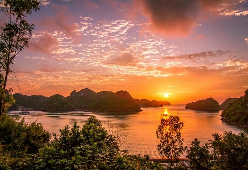 Thơ mộng khoảnh khắc hoàng hôn Cát Bà
