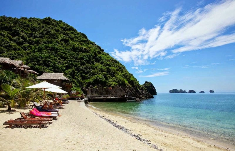 Nắng lên óng ánh cát trắng mùa hè
