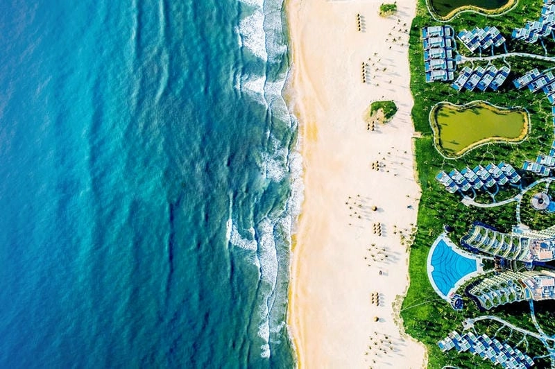 Đắm mình trong sóng biển Đà Nẵng mát lạnh