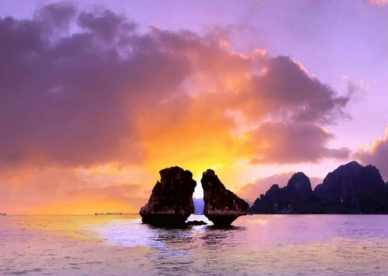 Lặng nhìn trời đỏ rực khi hoàng hôn Hạ Long buông xuống