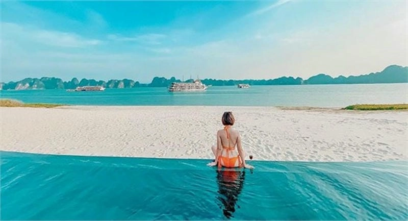 Bước chân trôi nhẹ trên cát trắng mùa hè dịu mát