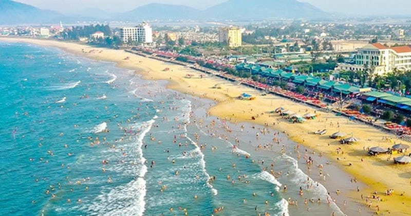 Nhẹ nhàng ngắm sóng biển Hà Tĩnh vỗ bờ êm ái