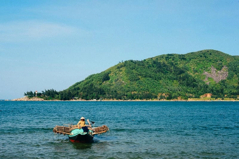 Hình ảnh thuyền biển mùa hè giữa trời trong xanh