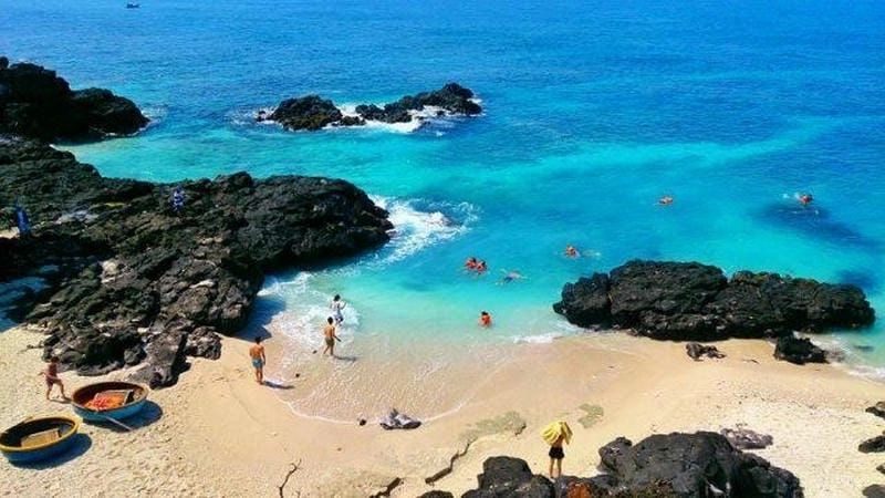 Chạm vào vẻ đẹp của sóng biển Lý Sơn