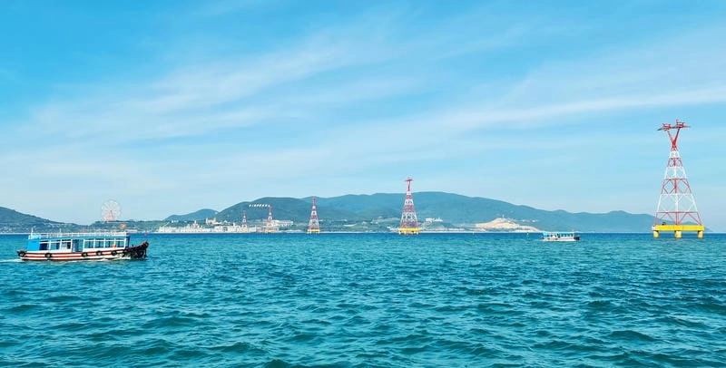 Nhẹ trôi bất tận thuyền biển mùa hè